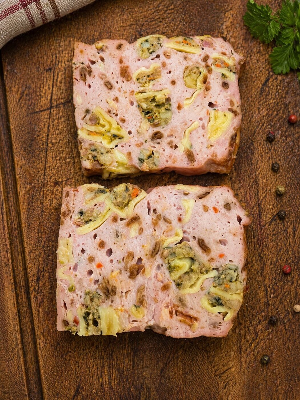 Mexikaner Fleischkäse mit Jalapeños und Cheddar der Fleischkäseguerillas im Anschnitt